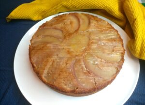 מתכון לעוגת תפוחים הפוכה עם סירופ מייפל מחליף את הדבש, ושפע תבלינים מבושמים