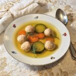 קניידלך טבעוני מוגש במרק צח עם גזר וקישוא