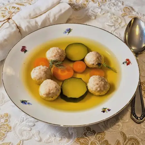 קניידלך טבעוני מוגש במרק צח עם גזר וקישוא