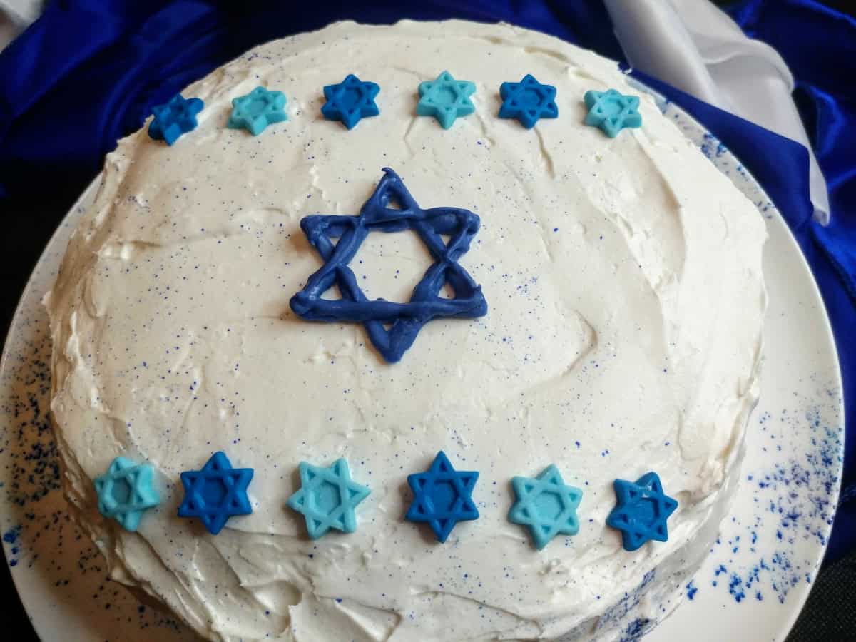 מתכון לעוגת עצמאות עם קרם ווניל שוקולד לבן וקרמל