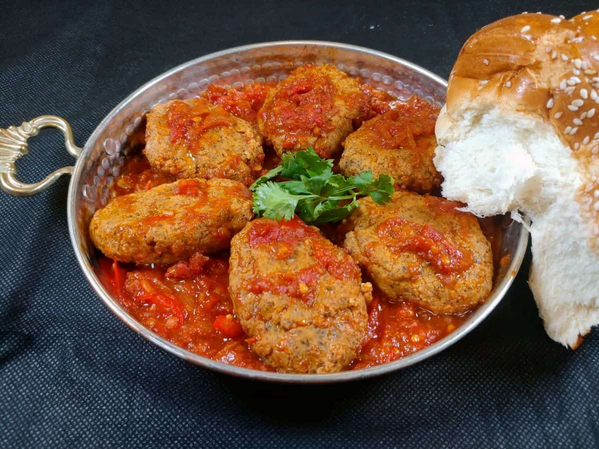 מתכון לחריימה טבעוני - קציצות דגים טבעוניות ברוטב עגבניות פיקנטי עשיר