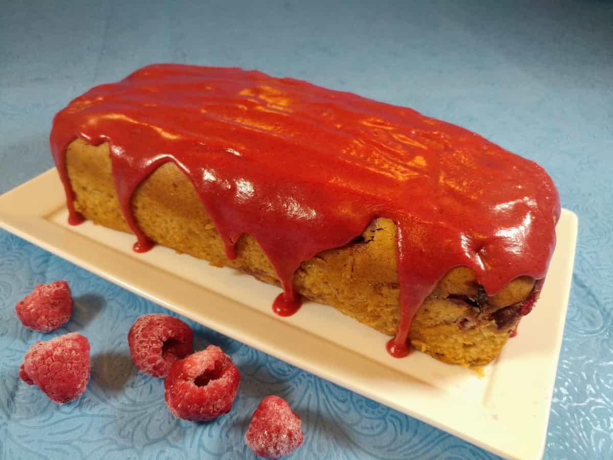 עוגת פטל ואגסים עם שמן זית הל וקינמון בזיגוג פטל