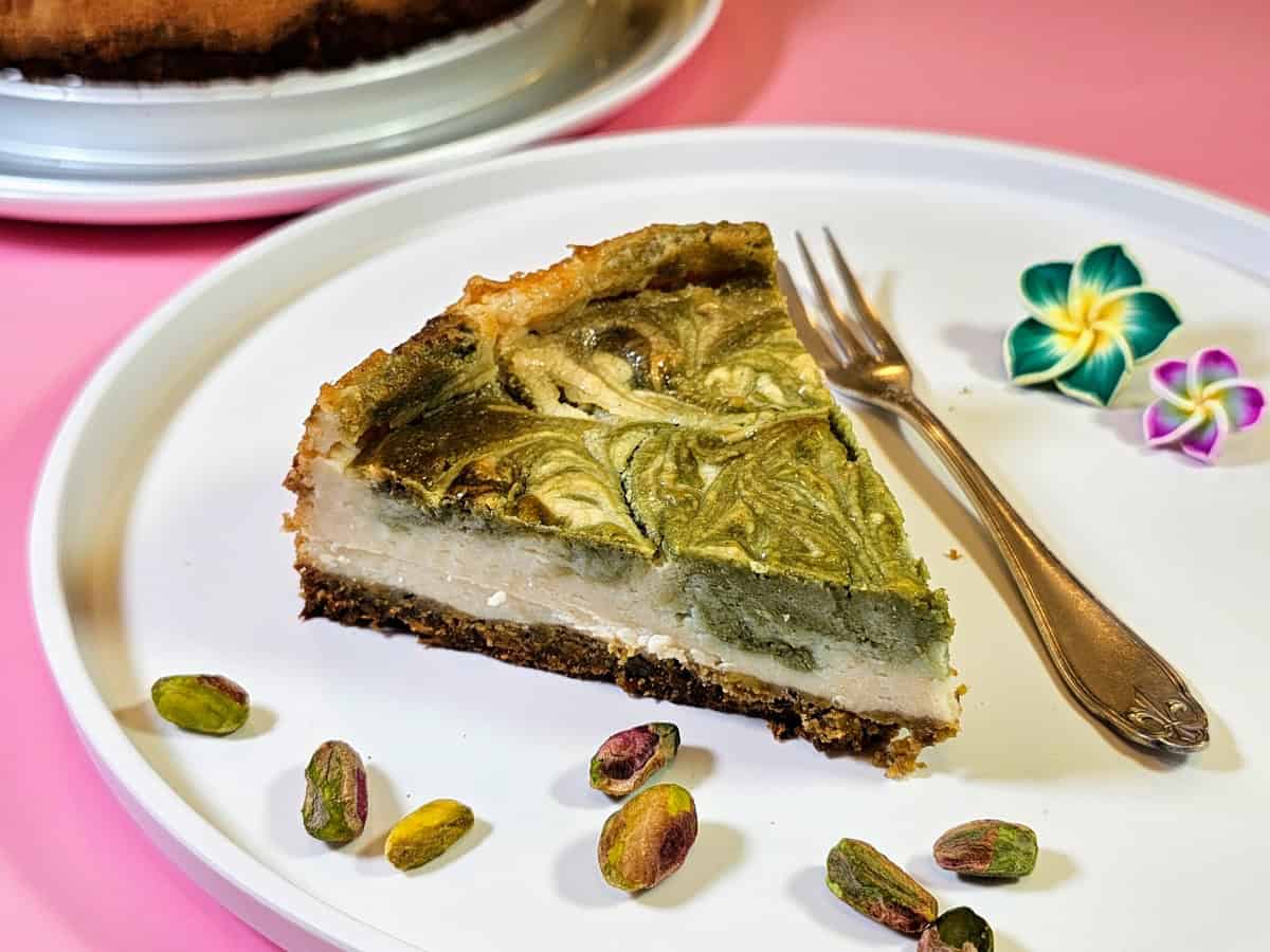 מתכון לעוגת גבינה טבעונית אפויה עם פיסטוק קלוי