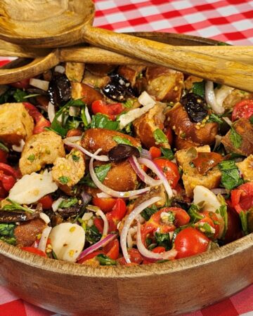 מתון לארוחה קיצית בקערה - סלט טוסקני מסורתי שעושה קסמים עם עגבניות בשלות ולחם ישן