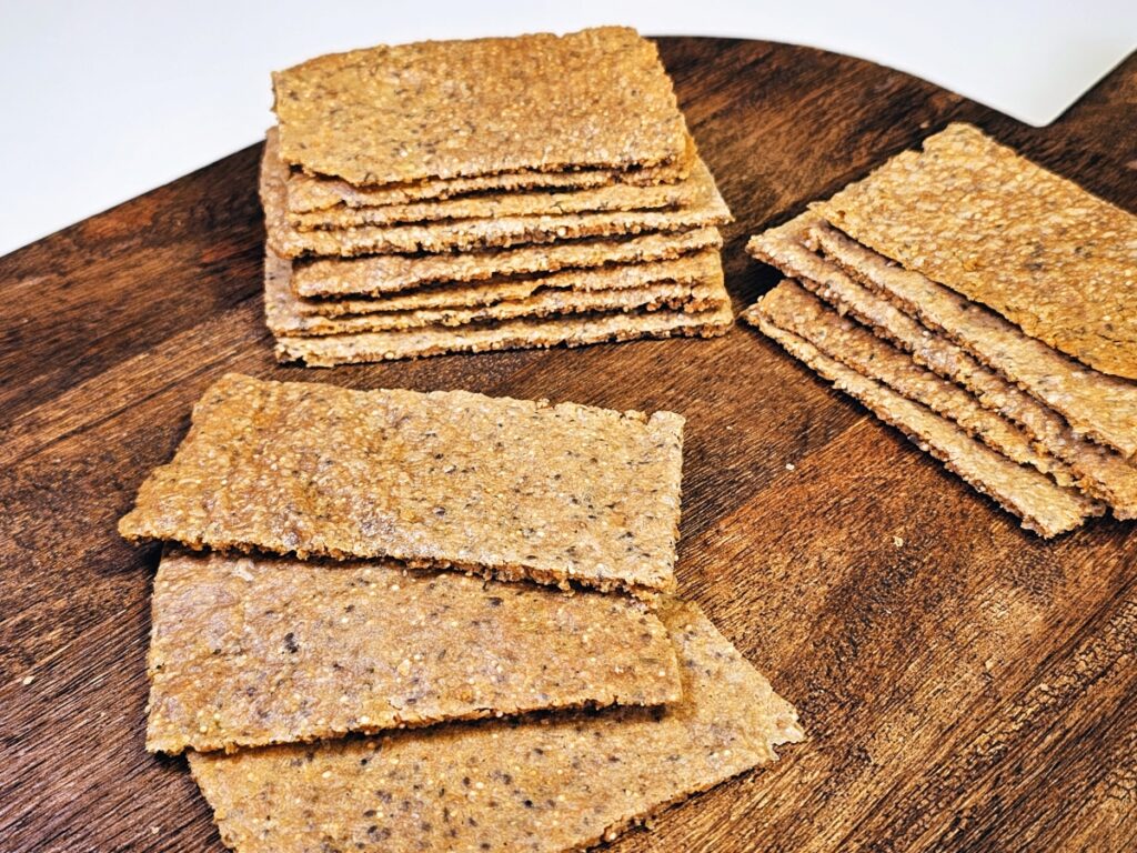 A recipe for delicious thin crackers with Amaranth, Chia seeds and grains.