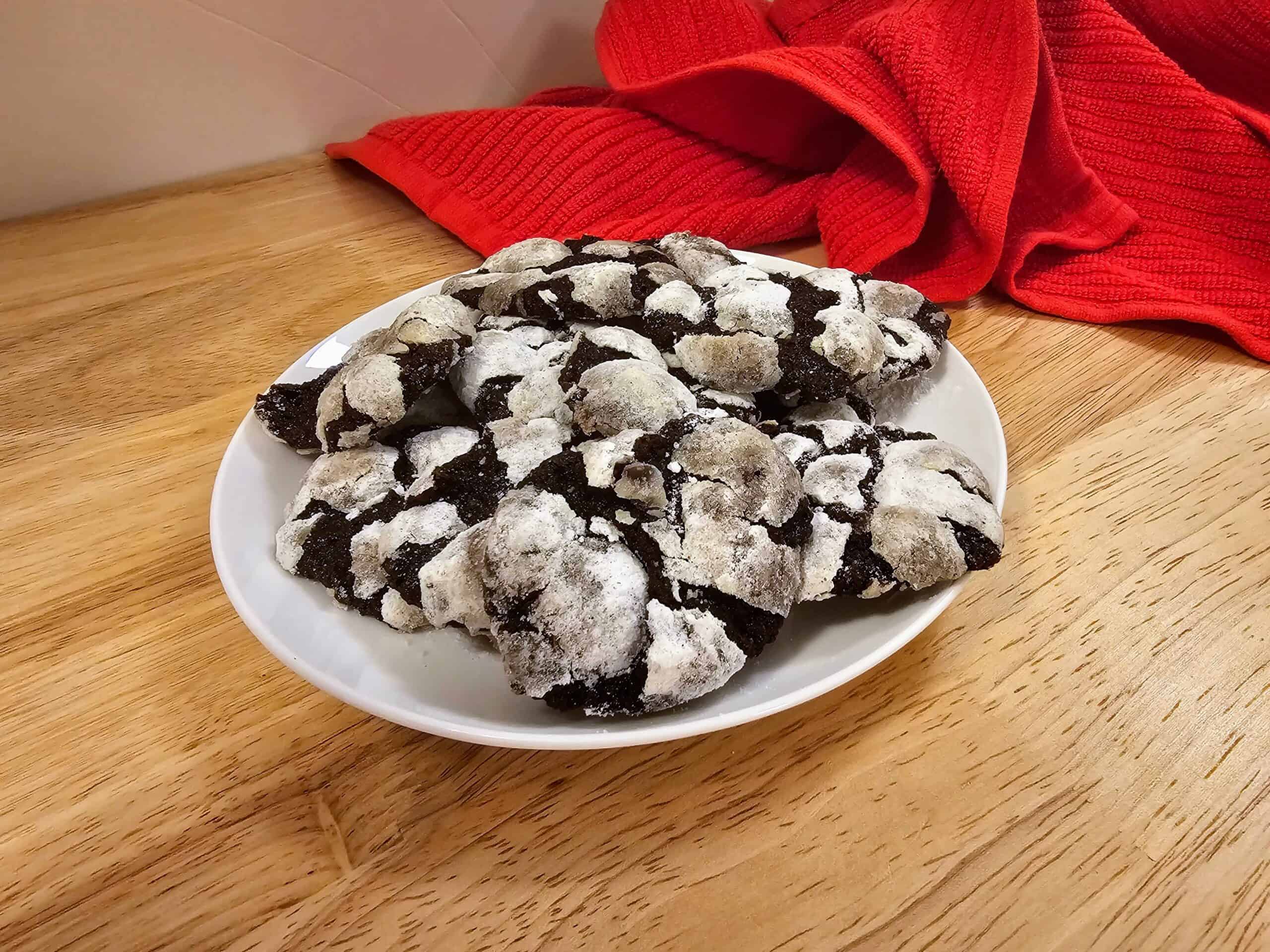 עוגיות שוקולד מצופות באבקת סוכר, פריכות מבחוץ וצ'ואיות מבפנים