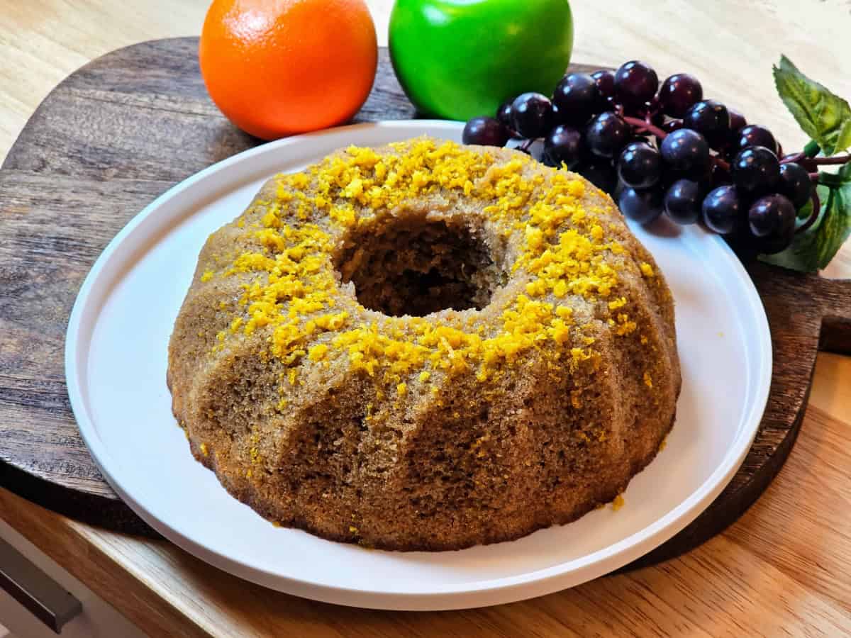 מתכון טבעוני עם מיץ תפוזים וקליפת תפוז, יין אדום, רסק תפוחי עץ ותבלינים.
