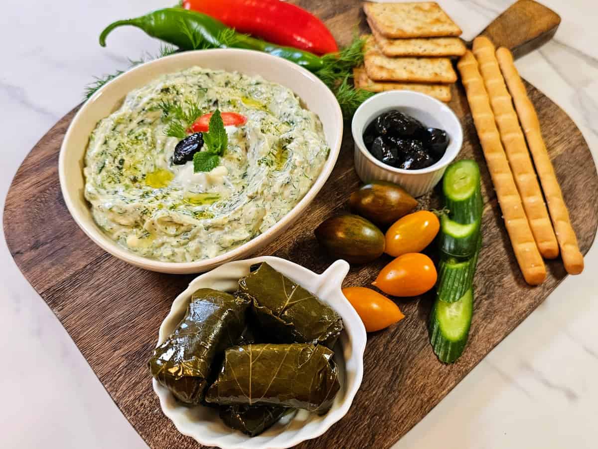 קערת צזיקי טבעוני עם גבינת עיזים, מלפפונים, שמיר ושמן זית – מוגש כחלק מארוחה חלבית טבעונית